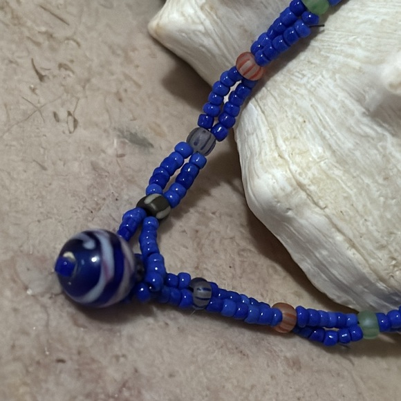 Free-New Handmade Bracelet-Seed Beads in Blue-Vintage Glass Bead Closure - Picture 5 of 12